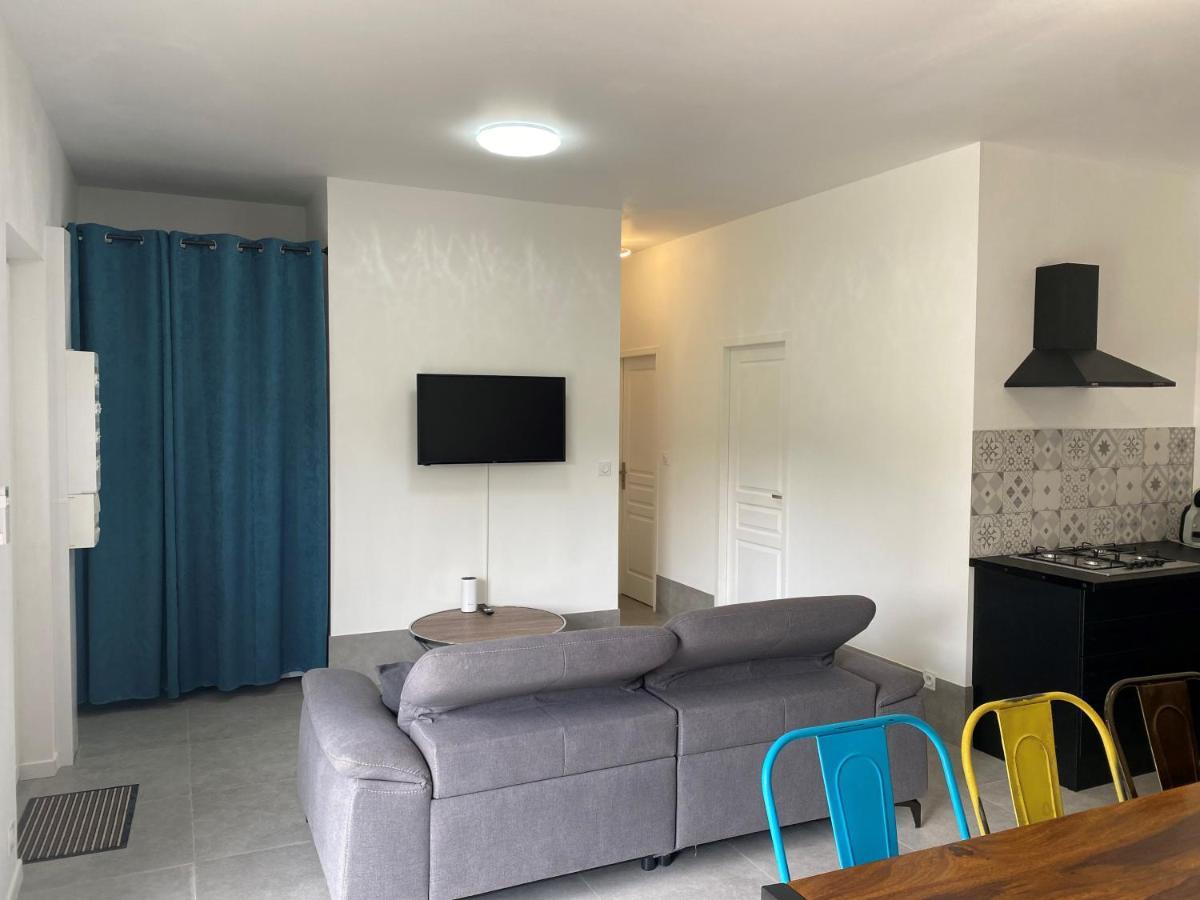 Logis Dans Ancien Relais De Poste Apartment Saint Julien Les Rosiers Екстериор снимка