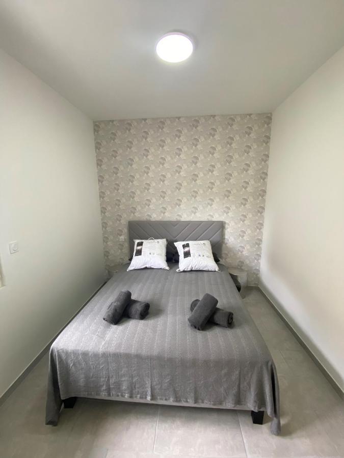 Logis Dans Ancien Relais De Poste Apartment Saint Julien Les Rosiers Екстериор снимка