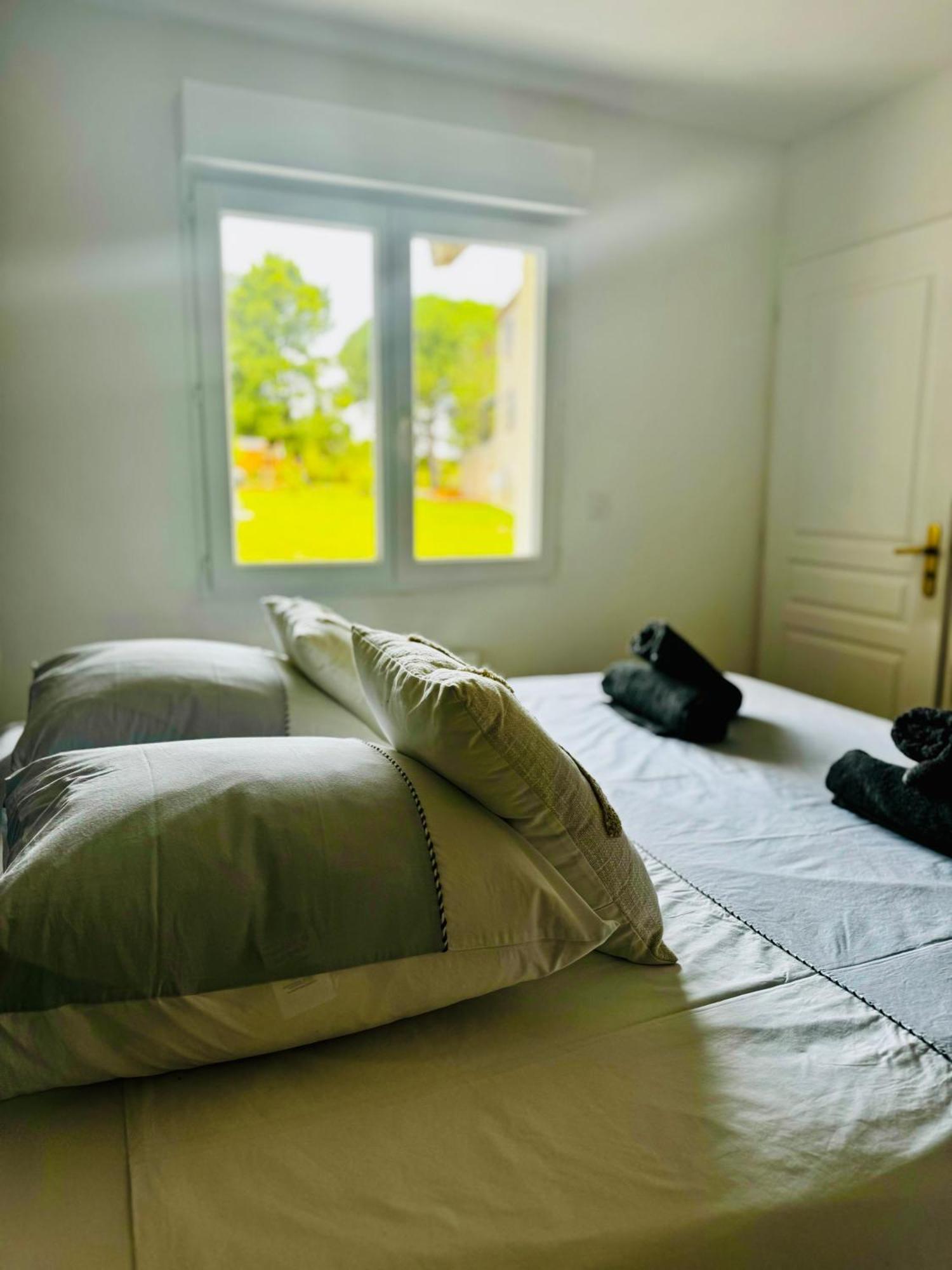 Logis Dans Ancien Relais De Poste Apartment Saint Julien Les Rosiers Екстериор снимка