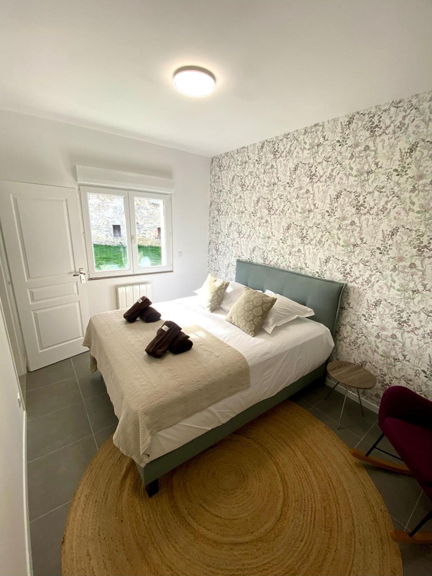 Logis Dans Ancien Relais De Poste Apartment Saint Julien Les Rosiers Екстериор снимка
