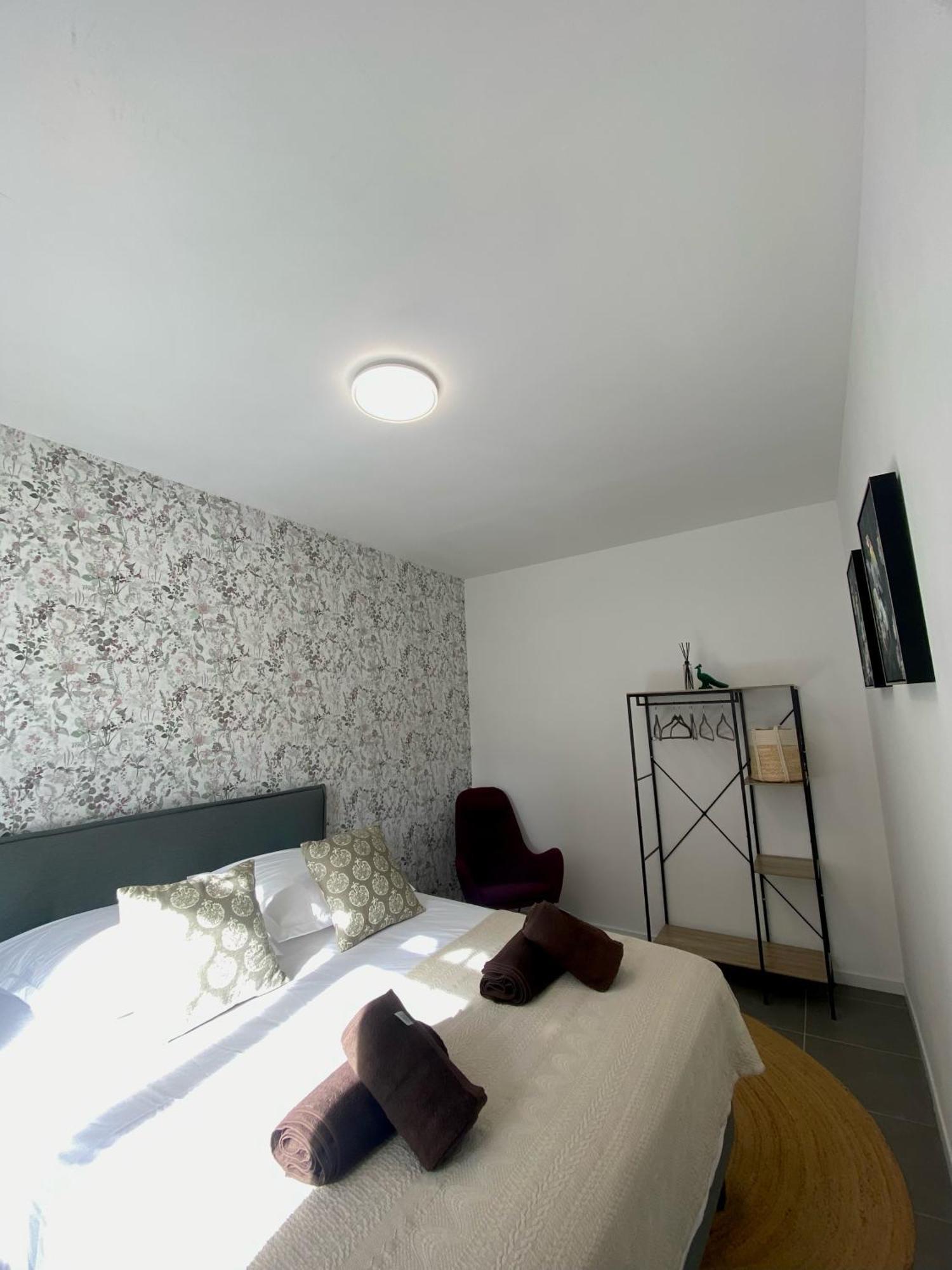 Logis Dans Ancien Relais De Poste Apartment Saint Julien Les Rosiers Екстериор снимка