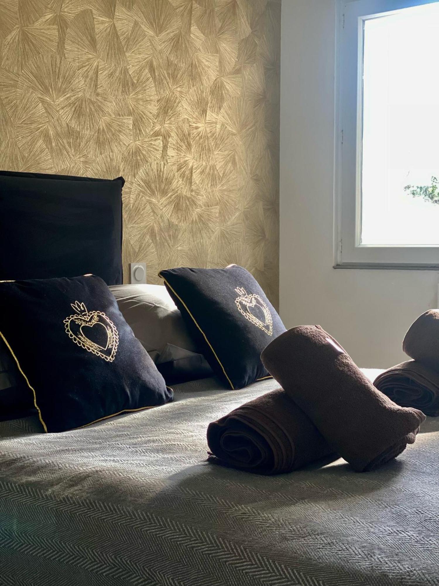 Logis Dans Ancien Relais De Poste Apartment Saint Julien Les Rosiers Екстериор снимка