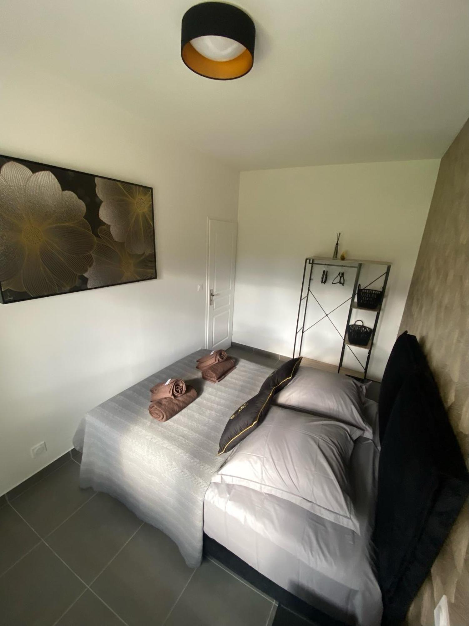 Logis Dans Ancien Relais De Poste Apartment Saint Julien Les Rosiers Екстериор снимка