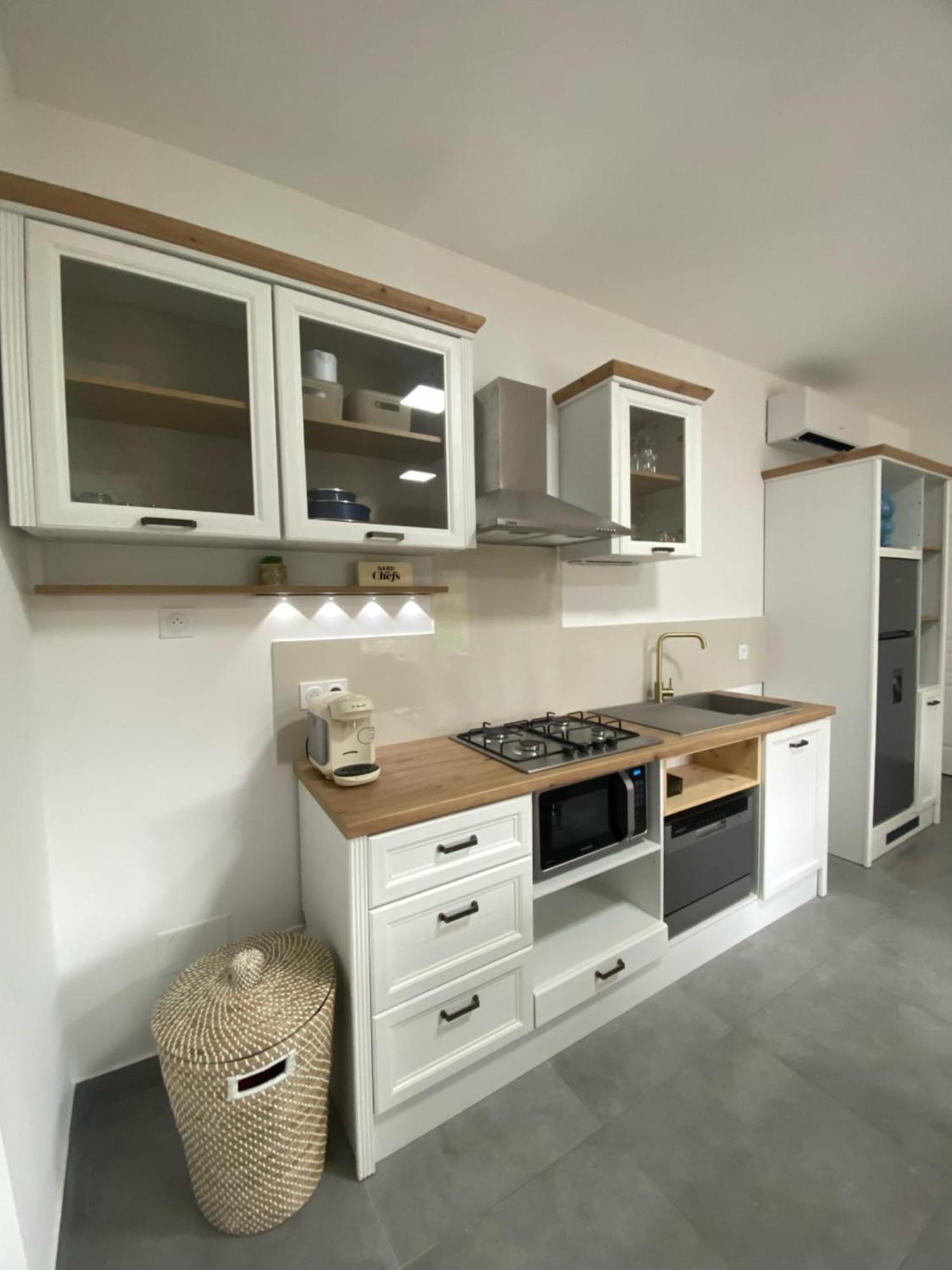 Logis Dans Ancien Relais De Poste Apartment Saint Julien Les Rosiers Екстериор снимка