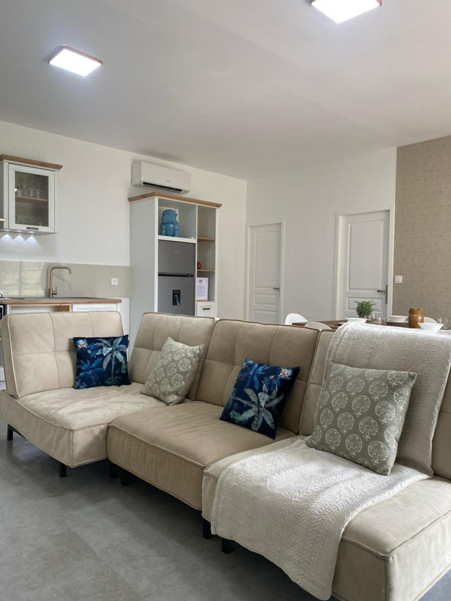 Logis Dans Ancien Relais De Poste Apartment Saint Julien Les Rosiers Екстериор снимка